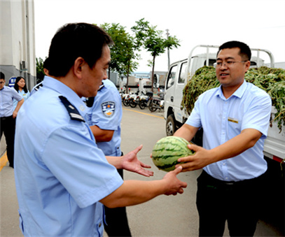 開元集團(tuán)持續(xù)幫扶洛寧瓜農(nóng)——5000斤愛心西瓜慰問洛陽(yáng)一線交警