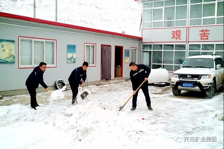 人間四月芳菲盡，山中春雪還復來