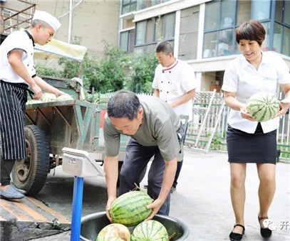 買下一整車西瓜，讓瓜農(nóng)早點(diǎn)回家